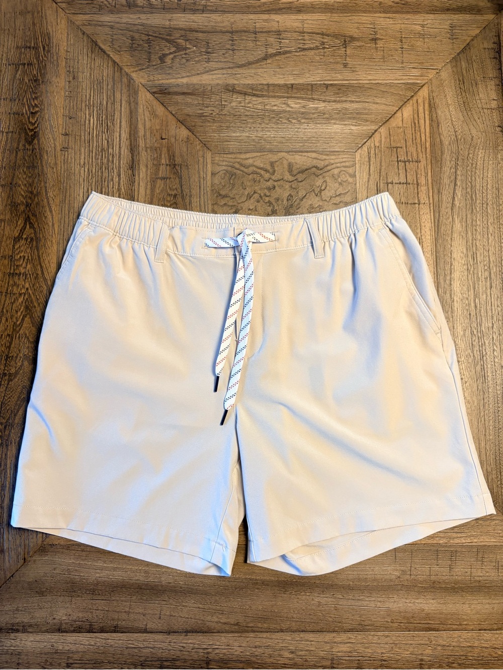 Chubbies Men’s Beige Hybrid
Drawstring Shorts Size XLarge